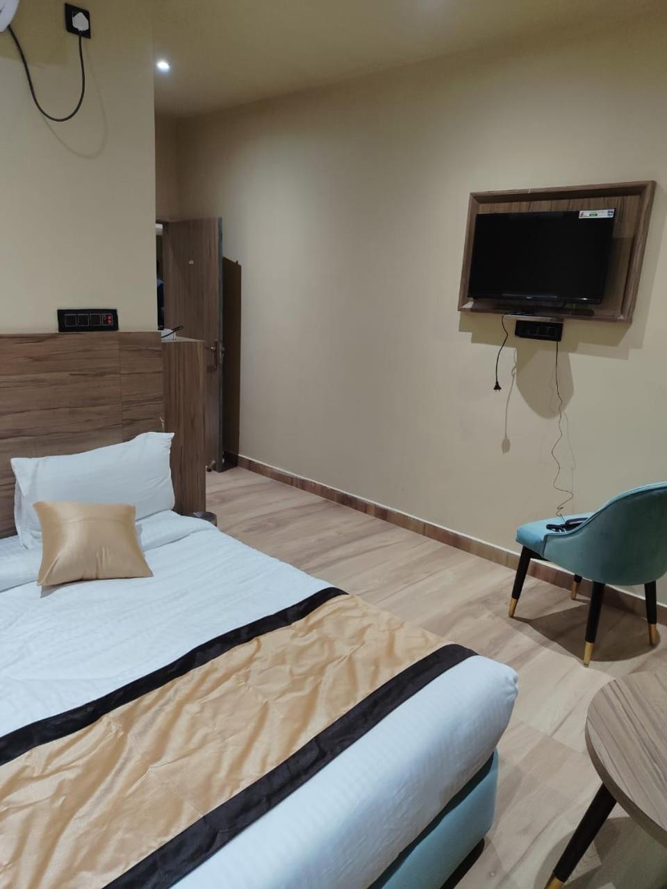 The Velvet Sky Hotel & Resort Bahraich Dış mekan fotoğraf